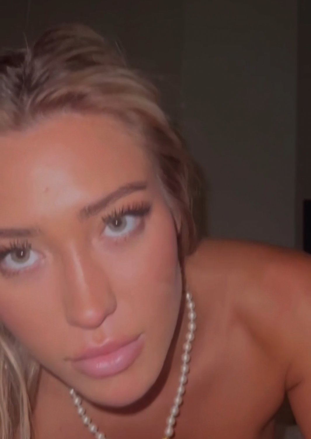 blonde chanel slut #EnYu2YoY